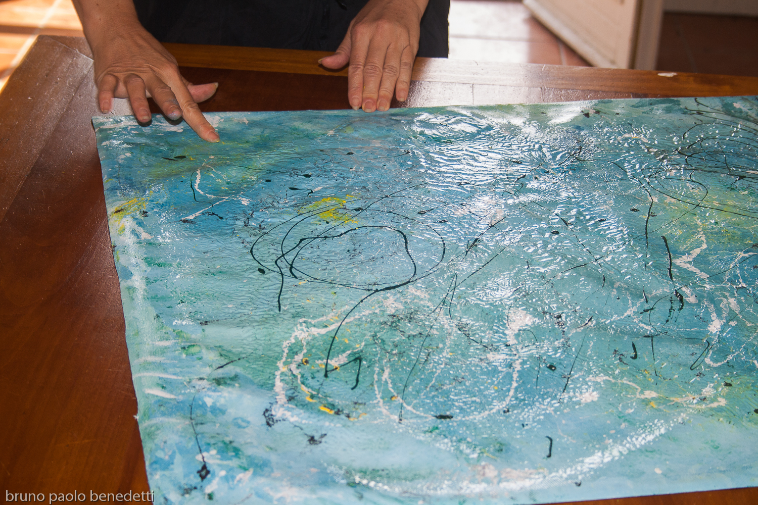 Barbara Stamegna shading the colors of her painting